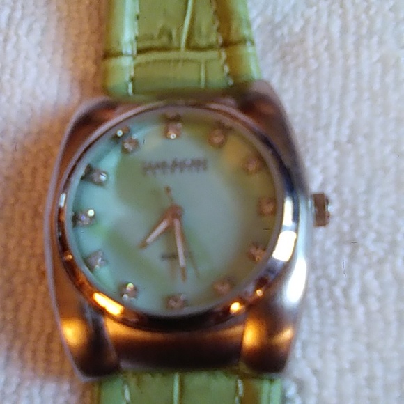 Joan River's Watch - Picture 10 of 16
